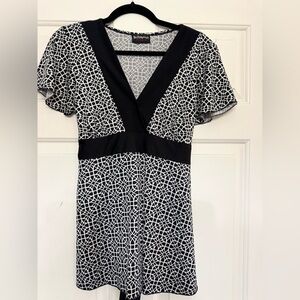 Black & White Geometric V-Neck Women's Blouse by BebeSport